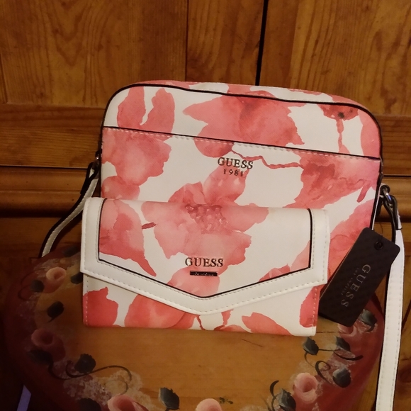 Guess - Picture 2 of 11